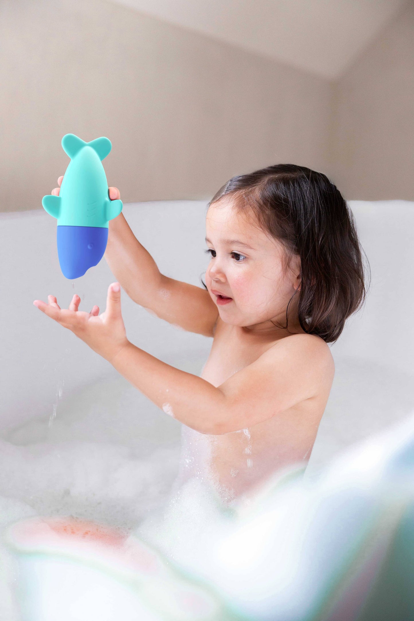 Quut Squeezi - Squish, squash bath time fun made easy!: Whale