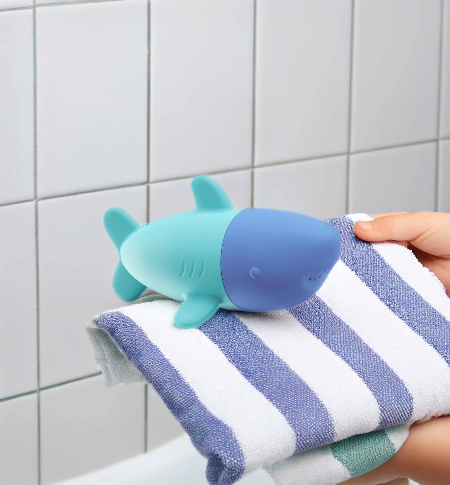 Quut Squeezi - Squish, squash bath time fun made easy!: Whale