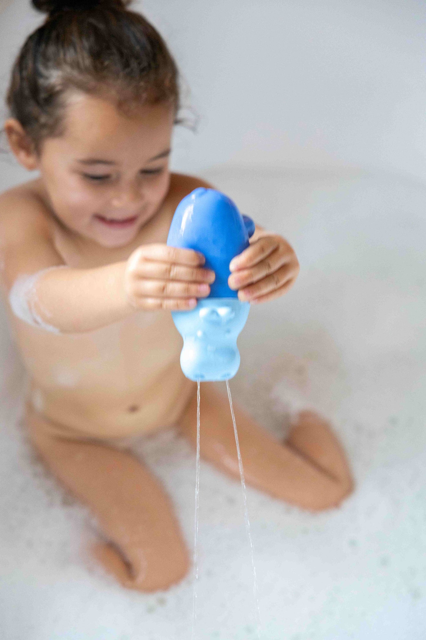 Quut Squeezi - Squish, squash bath time fun made easy!: Whale