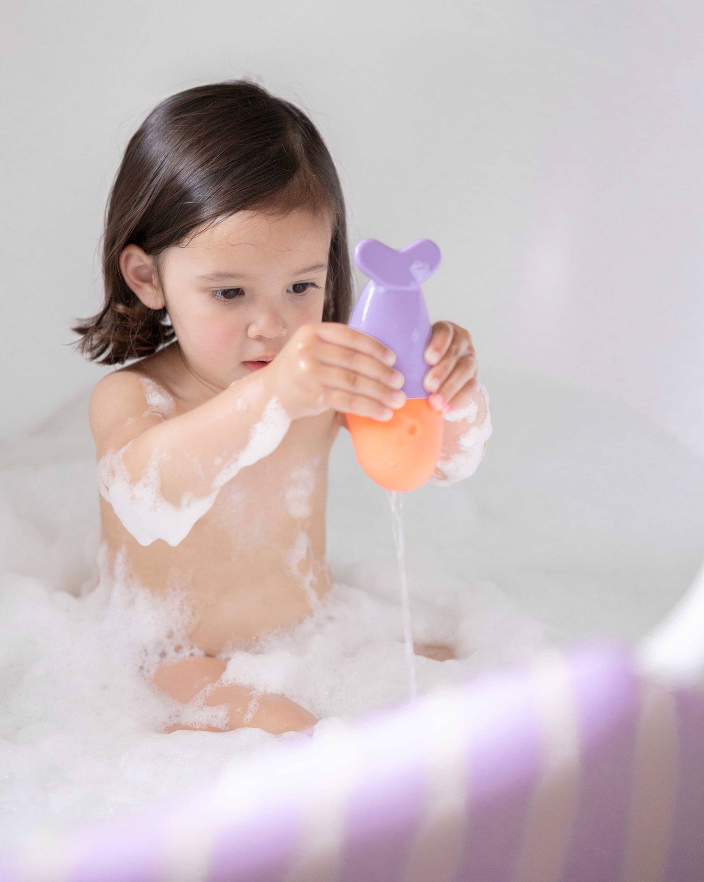Quut Squeezi - Squish, squash bath time fun made easy!: Whale
