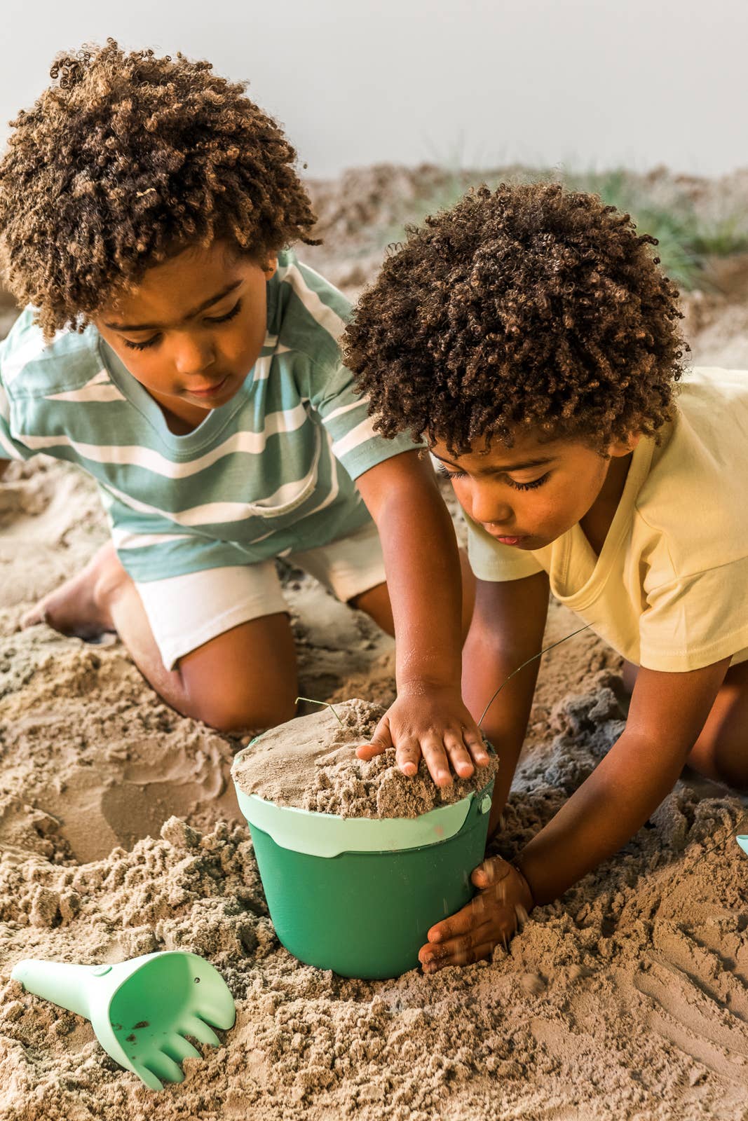 Bucki - Bucket & Sand Sifter. Garden Green