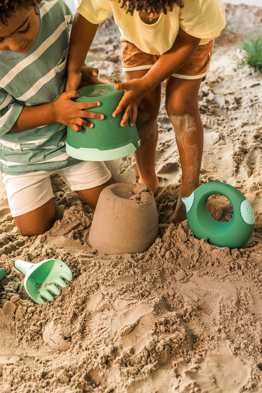 Bucki - Bucket & Sand Sifter. Garden Green