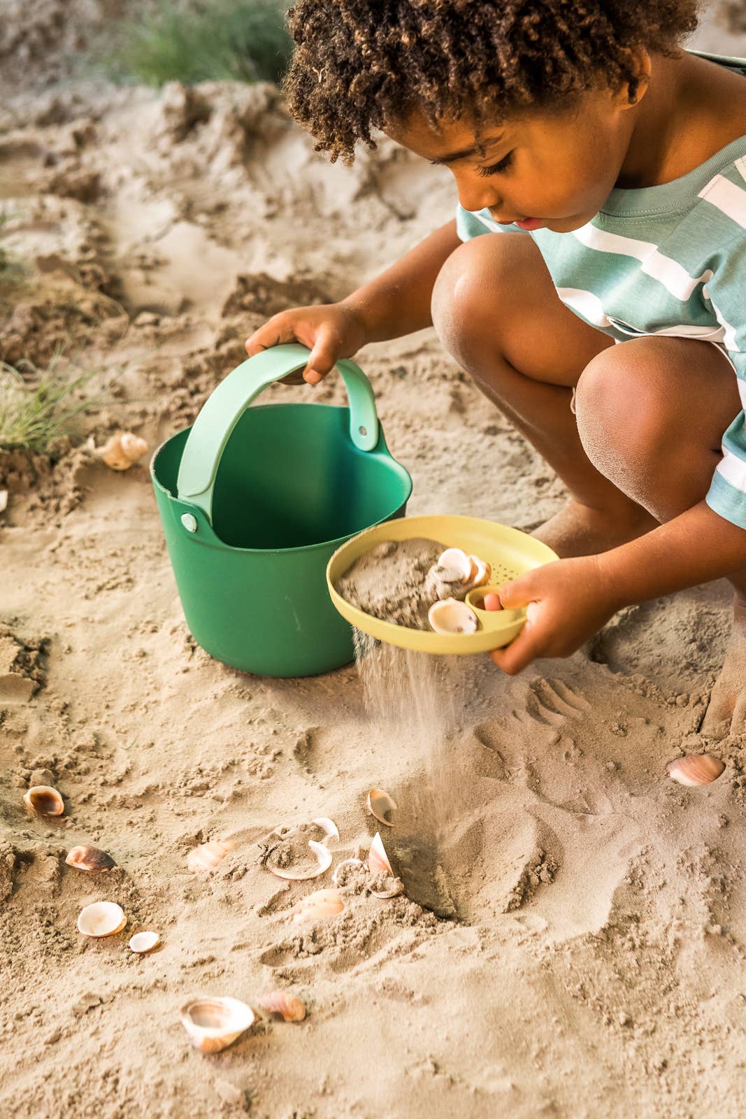 Bucki - Bucket & Sand Sifter. Garden Green